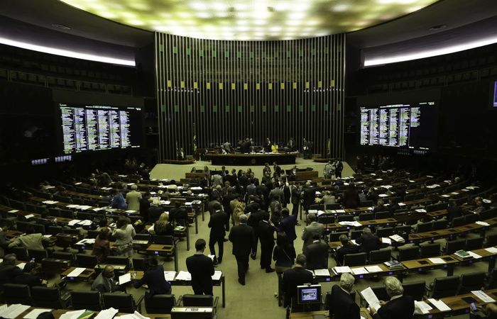 O deputado Eduardo Bolsonaro está entre os parlamentares suspensos. Ele ficará um ano fora das atividades do partido (Foto: Fábio Rodrigues Pozzebom/Agência Brasil) O deputado Eduardo Bolsonaro está entre os parlamentares suspensos. Ele ficará um ano fora das atividades do partido (Foto: Fábio Rodrigues Pozzebom/Agência Brasil)