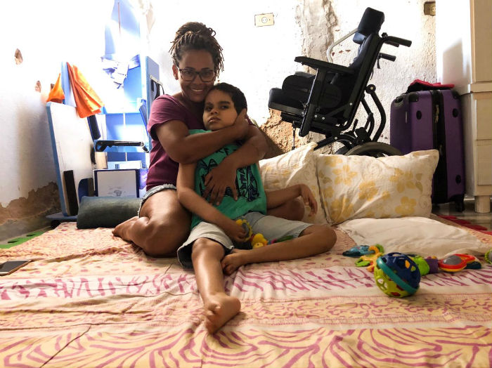 Elaine Cristina, 36, e o filho, Pedro, 9 anos.  (Foto: Anamaria Nascimento/DP.)