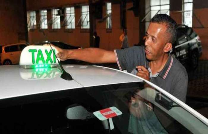 Luis Carlos Alves Fernandes, de 51 anos, est h 16 na profisso de taxista. (Foto: Marcos vieira/EM)