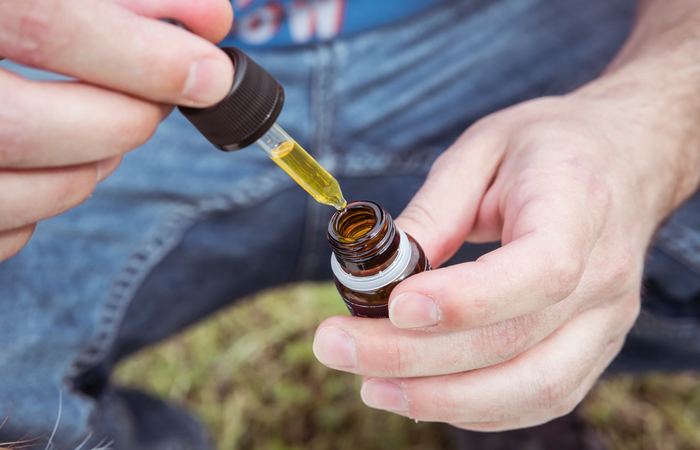 A medida ocorre aps a Anvisa (Agncia Nacional de Vigilncia Sanitria) aprovar novas regras para registro desses produtos. Isso que acabaria por permitir sua venda em farmcias (Foto: Unsplash/Enecta Cannabis extracts)