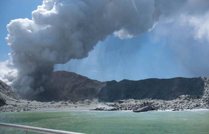 Vulco na ilha White, na Nova Zelndia, expele fumaa e cinzas minutos aps uma erupo. (Foto: Michael Schade/AFP
)