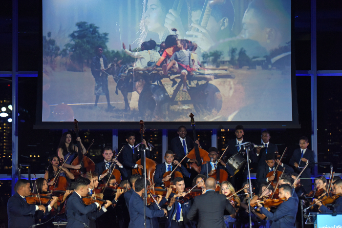 Os jovens instrumentistas faro a entrega de doaes a um abrigo de refugiados indgenas venezuelanos no Recife. (Foto: Orquestra Criana Cidad/Divulgao.)