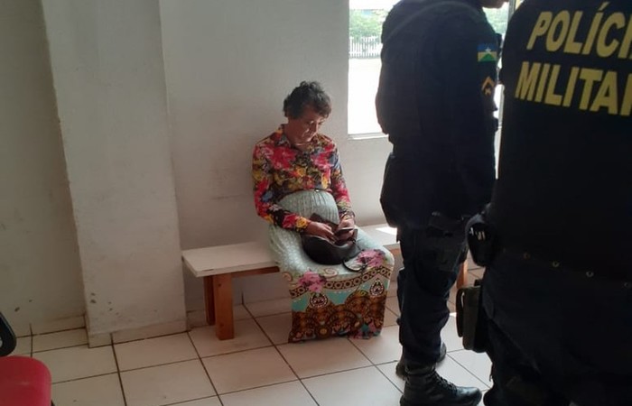 O suspeito estava vestido com saia longa e usando maquiagem no momento da prisão (PM/Divulgação)