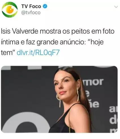 A fotografia gerou uma matéria de cunho sensacionalista cujo título sexualizava o momento maternal da artista com o bebê (Reprodução/Twitter )