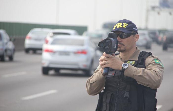 O uso de medidores de velocidade móveis e portáteis está suspenso desde agosto. (Foto: Divulgação/PRF) O uso de medidores de velocidade móveis e portáteis está suspenso desde agosto. (Foto: Divulgação/PRF)