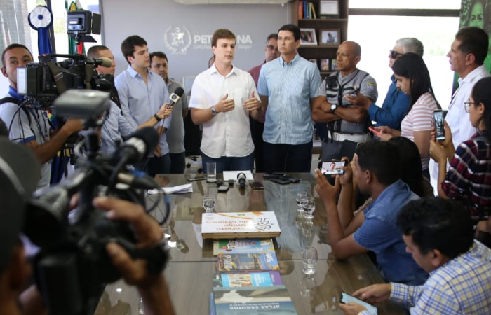 O prefeito de Petrolina, Miguel Coelho, convocou coletiva para falar sobre o atentado nesta quarta (11). (Foto: Alexandre Justino/Prefeitura de Petrolina.)