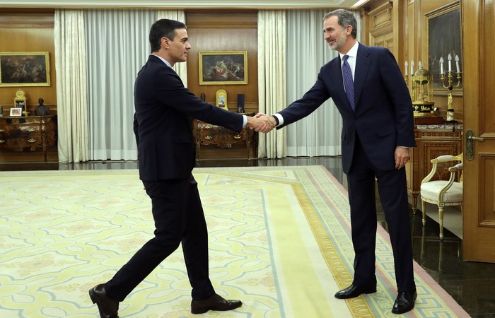 O rei Felipe VI da Espanha (direita) recebe o primeiro-ministro e lder do Partido Socialista Espanhol (PSOE), Pedro Sanchez (esquerda). (Foto: Kiko Huesca/AFP/POOL)