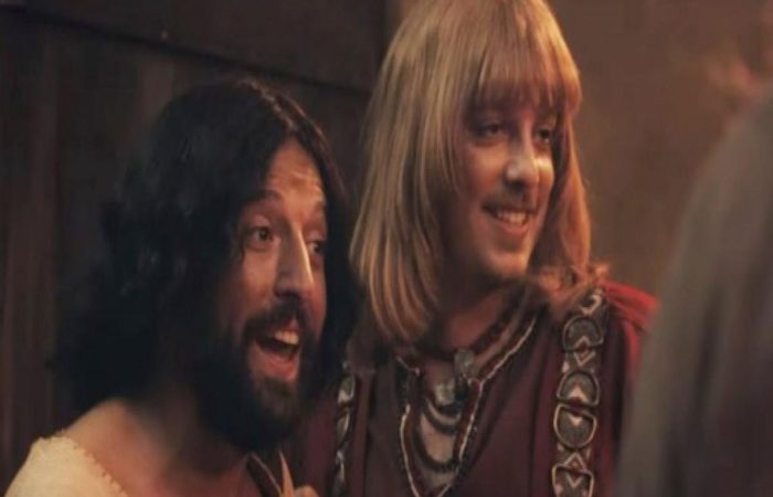 Os atores Gregório Duvivier, que interpreta Jesus, e Fábio Porchat, no papel de Orlando, o melhor amigo de Cristo no especial (Reprodução/Netflix ) Os atores Gregório Duvivier, que interpreta Jesus, e Fábio Porchat, no papel de Orlando, o melhor amigo de Cristo no especial (Reprodução/Netflix )