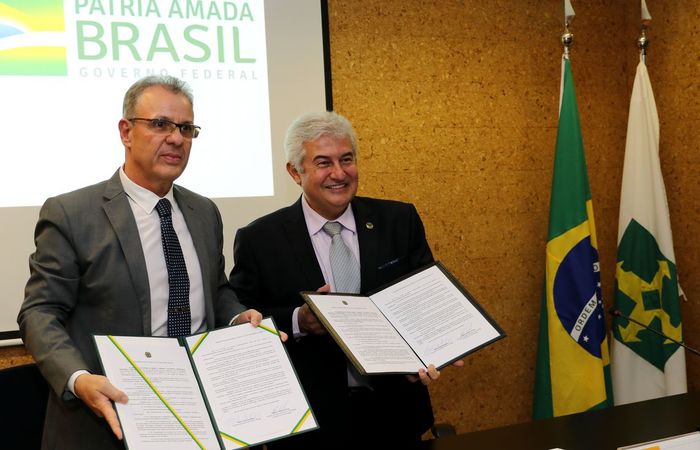 Os ministros titulares das pastas, Bento Albuquerque (MME) e Marcos Cesar Pontes (MCTIC), assinaram a portaria conjunta. (Foto: Wilson Dias/Agncia Brasil)