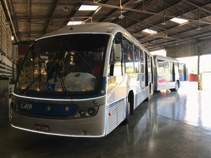 O NatalBus conta com iluminação interna e externa, adesivos, além de músicas natalinas. (Foto: Itamaracá Transportes/Divulgação.)