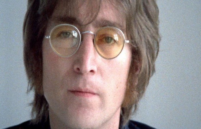Esquecidos no banco de trás de um carro em 1968, os óculos foram colocados à venda por Alan Herring, motorista de Ringo Starr e George Harrison (Reprodução/Youtube) Esquecidos no banco de trás de um carro em 1968, os óculos foram colocados à venda por Alan Herring, motorista de Ringo Starr e George Harrison (Reprodução/Youtube)
