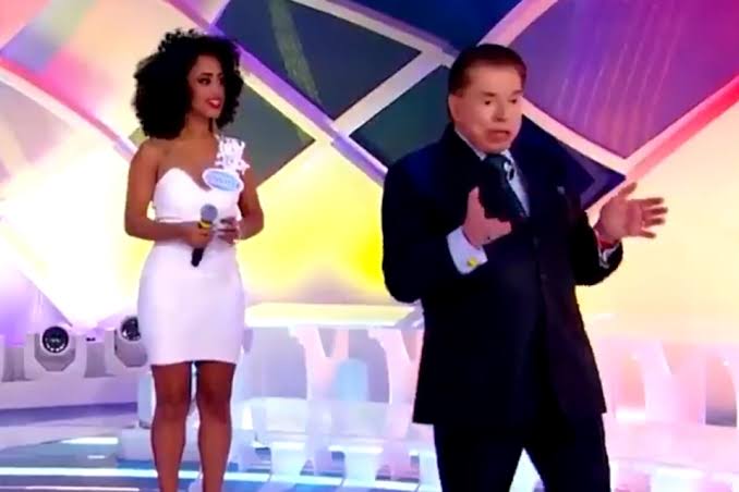 A causa foi o tratamento dado pelo apresentador a Jennyfer Oliver no quadro Quem Você Tira? (Reprodução/SBT) A causa foi o tratamento dado pelo apresentador a Jennyfer Oliver no quadro Quem Você Tira? (Reprodução/SBT)