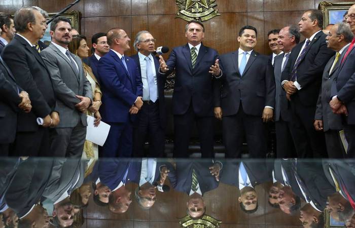 Onyx Lorenzoni (Casa Civil)Jair Bolsonaro, Paulo Guedes (Economia) e Davi Alcolumbre (DEM-AP) durante entrega do pacote econmico  (Srgio Lima/AFP)