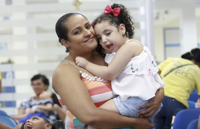 Midiam viaja para o Recife diariamente para que sua filha Lara receba atendimento mdico (Foto: Bruna Costa/Esp. DP)