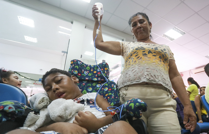 Maria de Lourdes teve que segurar o recipiente com leite para alimentar seu neto Heitor atravs da sonda (Foto: Bruna Costa/Esp. DP)