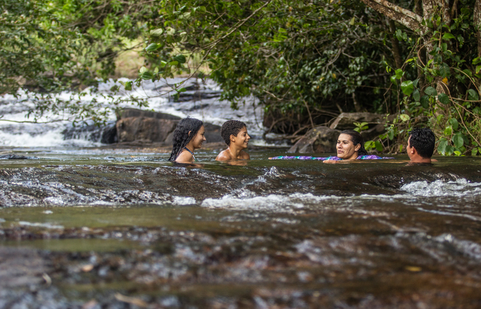 Piscinas naturais formadas pelas rochas encantam os visitantes. Foto: Samuel Calado/DP