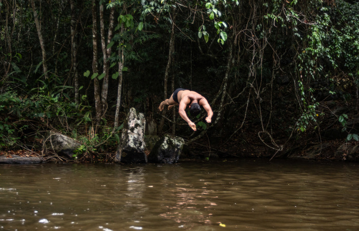 As duas pedras prximas ao poo so usadas como trampolim pelos banhistas. Foto: Samuel Calado/DP