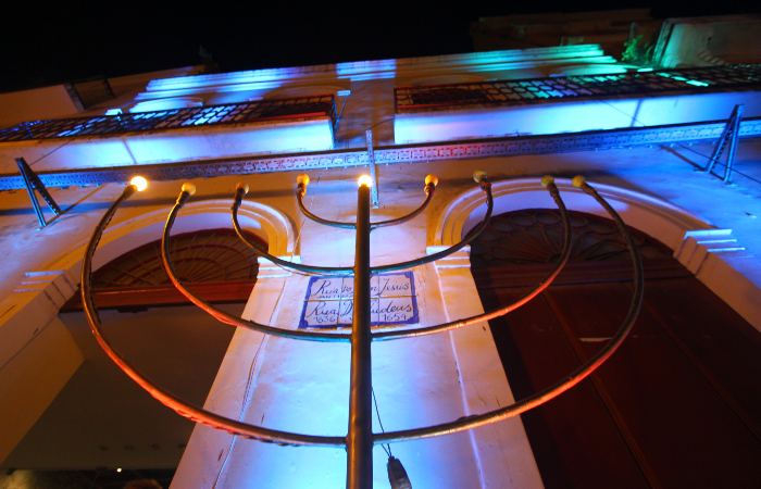 Chanuki, candelabro do Chanuk, foi montado na frente da Sinagoga Kahal Zur Israel. (Foto: Peu Ricardo/DP.)