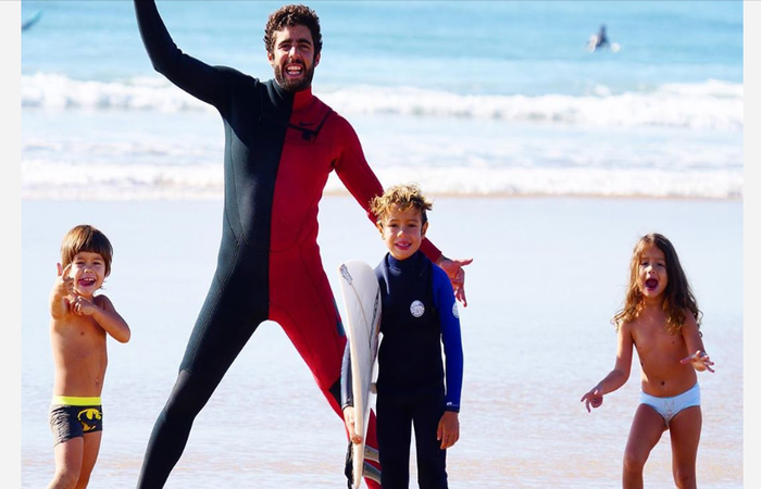 O surfista e a atriz so pais de Dom, de sete anos, e Bem e Liz, de quatro (Foto: Reproduo/Instagram )