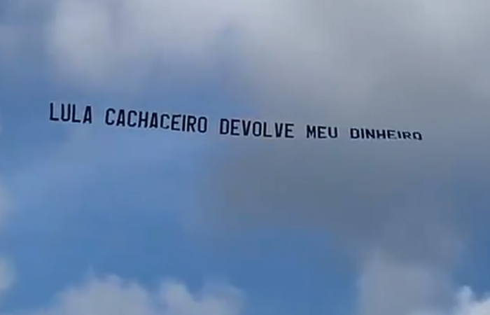 Mensagem 'Lula cachaceiro, devolve meu dinheiro' rodou o céu de Santa Catarina levada por avião.  (Foto: Reprodução/Twitter)