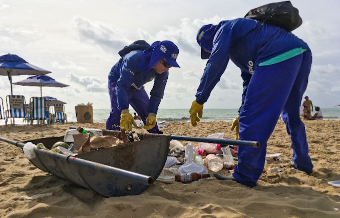 Equipes de limpeza trabalham na praia desde as 4h30 deste 1º de janeiro. (Foto: Diogo Cavalcante/DP.)