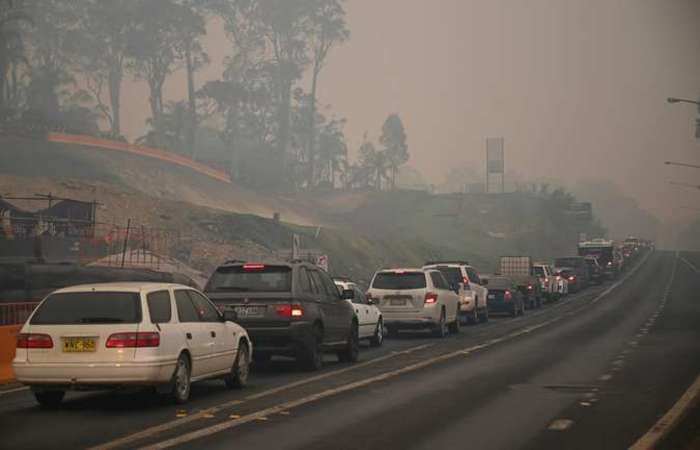 Os visitantes devem abandonar a região antes de sábado, quando as condições de combate aos incêndios devem piorar. (Foto: Peter Parks/AFP
)