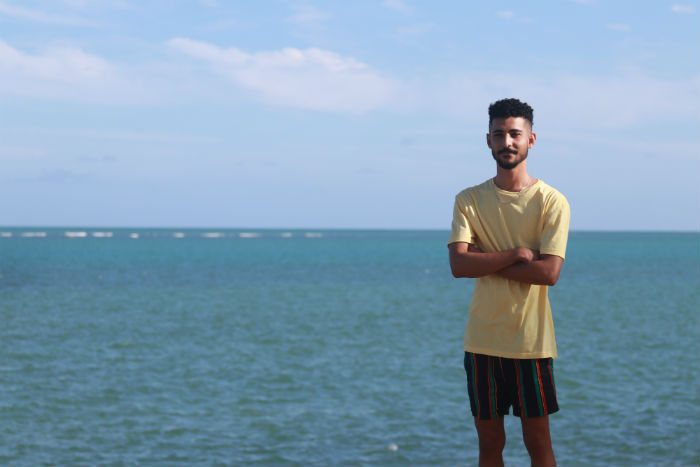 Lucas Silva, 22, atuou como voluntário quando a mancha de petróleo cru chegou à praia. (Foto: Bruna Costa/Esp.DP)