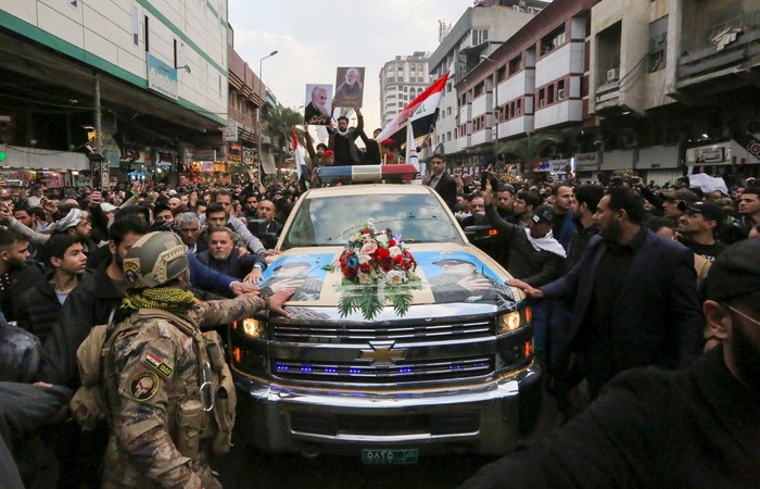 Milhares de iraquianos acompanham o funeral do general Qassem Soleiman em Bagdá, no Iraque. (Foto: Sabah Arar/AFP)