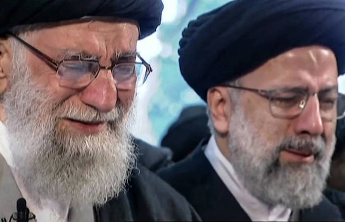 O aiatolá Ali Khamenei chora durante oração em frente ao caixão do general Qasem Suleimani, em Teerã. (Foto: Iran Press/AFP)