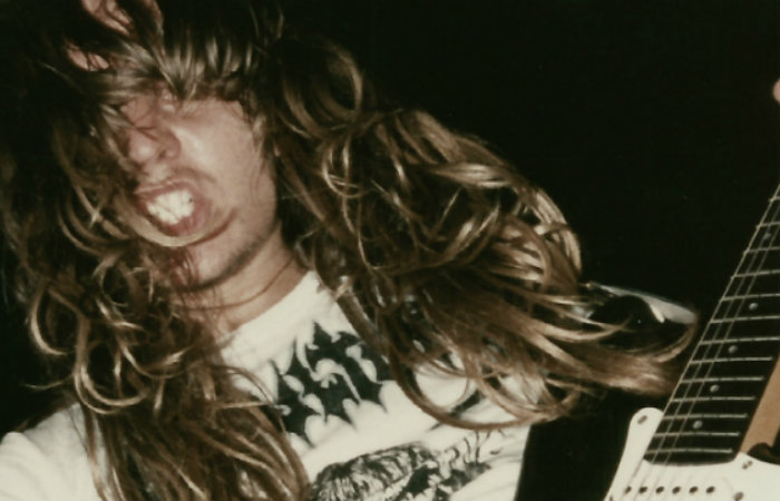 Entre os registros do documentrio esto a estreia de Andreas Kisser nas guitarras do Sepultura durante show em Caruaru.  (Foto: Pesado/Divulgao)