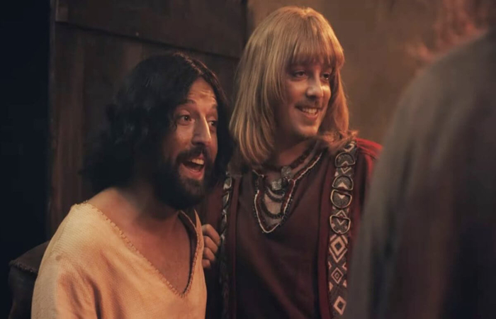 O especial retrata um Jesus gay (Gregorio Duvivier), que se relaciona com o jovem Orlando (Fábio Porchat) (Foto: Reprodução/Netflix )