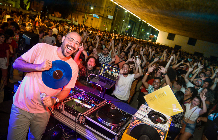 Criador do projeto, o DJ 440  o anfitrio do evento, que ter show de Nao Zumbi, Orquestra do Maestro Osas e Sambadeiras. (Foto: Jos Britto/Divulgao)