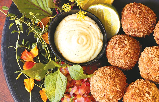 O Croquete de cupim com aioli da casa e vinagrete do Arvo Restaurante (Peu Hatz) O Croquete de cupim com aioli da casa e vinagrete do Arvo Restaurante (Peu Hatz)