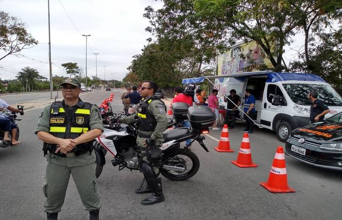 Cerca de 15 equipes atuam nas vias que levam ao Litoral do estado. (Crédito: Jussania Maria/SES Divulgação) Cerca de 15 equipes atuam nas vias que levam ao Litoral do estado. (Crédito: Jussania Maria/SES Divulgação)