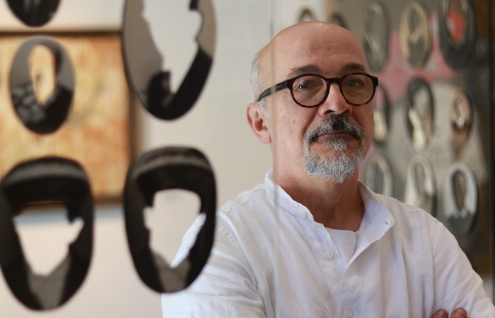 Marcelo Silveira entre os 12 artistas da mostra aberta nesta terça. (Foto: Bruna Costa/DP FOTO) Marcelo Silveira entre os 12 artistas da mostra aberta nesta terça. (Foto: Bruna Costa/DP FOTO)