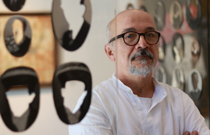 Marcelo Silveira entre os 12 artistas da mostra aberta nesta tera. (Foto: Bruna Costa/DP FOTO)