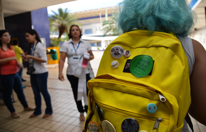 Uma das orientaes dadas por especialistas  que a mochila seja usada o mais alto possvel e sempre bem justa nas costas (Foto: Marcello Casal Jr/Agncia Brasil)