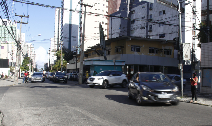 A Emlurb vai executar manuteno na rede de drenagem da Rua Ribeiro de Brito para diminuir os alagamentos na rea. (Foto: Mandy Oliver/DP.)