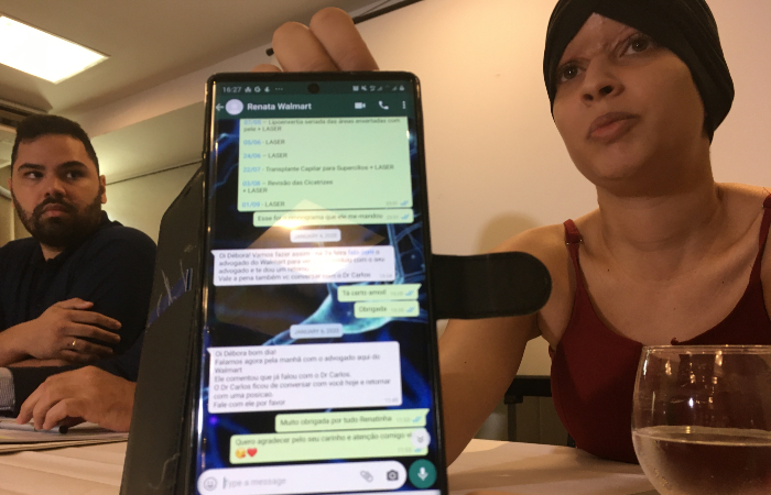 Débora mostrou conversas de WhatsApp com funcionária do Big à imprensa. (Foto: Diogo Cavalcante/DP.) Débora mostrou conversas de WhatsApp com funcionária do Big à imprensa. (Foto: Diogo Cavalcante/DP.)