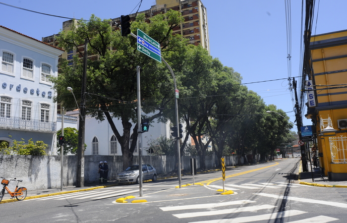  (As mudanas no trnsito na rua Dom Bosco comearam no sbado. Foto: Ricardo Fernandes Spia Photo/FOTO DP)