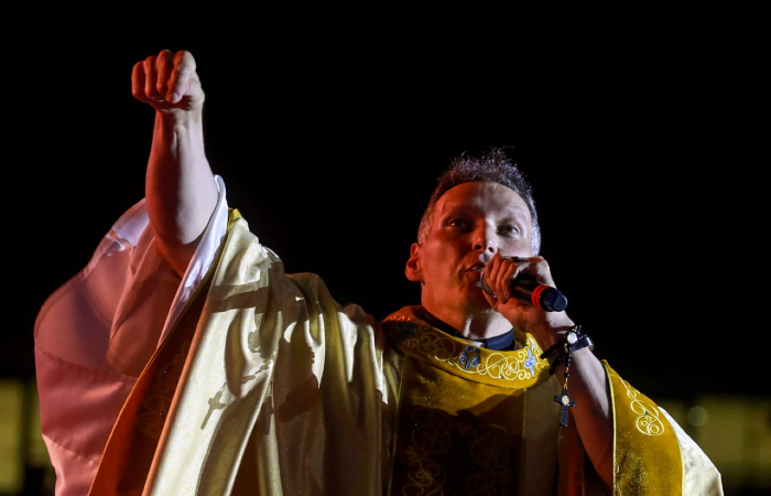 Padre Marcelo Rossi celebrou a missa de encerramento das comemoraes de 30 anos da Obra de Maria, na Arena Pernambuco. (Foto: Bruna Costa/Esp. DP.)