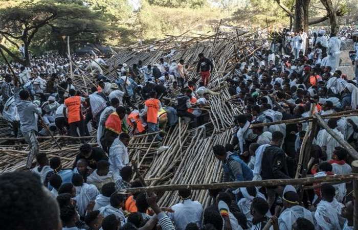 Durante a celebrao de Timkat, a Epifania Etope, plataforma de madeira caiu e feriu dezenas de pessoas. (Foto: Eduardo Soteras/AFP)