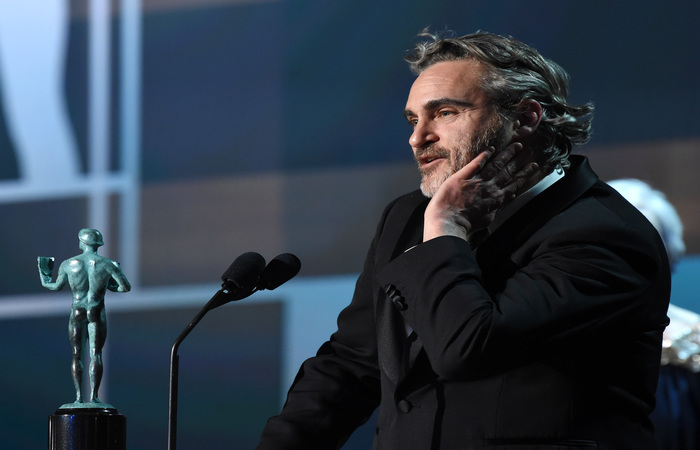 Vencedor da categoria Melhor Ator, Joaquin Phoenix revelou em seu discurso que sempre perdeu papis para Leonardo DiCaprio (Foto: Dimitrios Kambouris/GETTY IMAGES NORTH AMERICA/AFP)