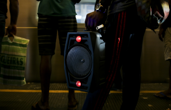 Caixa de som com pendrive no METROC. (Foto: Tarciso Augusto/DP Foto)