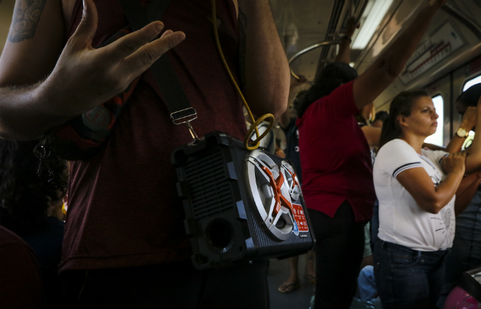 Caixa de som com pendrive no METROC. (Foto: Tarciso Augusto/DP Foto)