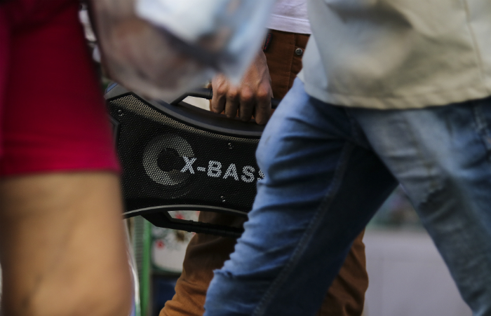 Caixa de som com pendrive no METROC. (Foto: Tarciso Augusto/DP Foto)