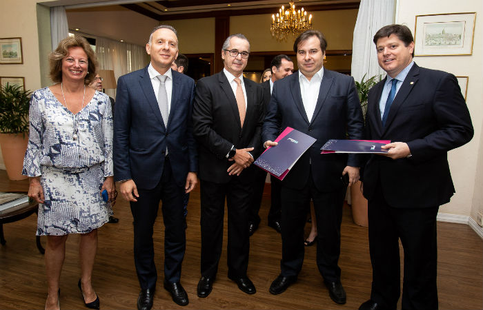 Deborah Vieitas, CEO da Amcham, Deputado Aguinaldo Ribeiro, Luiz Pretti, presidente do Conselho de Administrao da Amcham, Rodrigo Maia, presidente da Cmara dos Deputados e Deputado Baleia Rossi (Foto: Mario Miranda/Amcham)