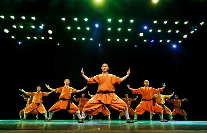 No palco, cerca de 20 artistas chineses revezaram-se em performances de dança. (Foto: Bruna Costa/Esp. DP) No palco, cerca de 20 artistas chineses revezaram-se em performances de dança. (Foto: Bruna Costa/Esp. DP)