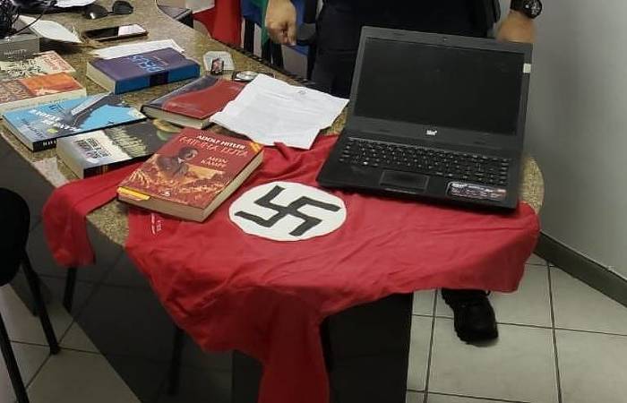 Livros com apologia ao nazismo foram apreendidos na casa de homem que pendurou sustica na janela (Polcia Civil de Santa Catarina/Divulgao)