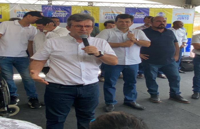  (Joo da Costa discursou na inaugurao do canal Rio da Prata, no Ibura, ao lado do prefeito Geraldo Julio. Foto: Divulgao)